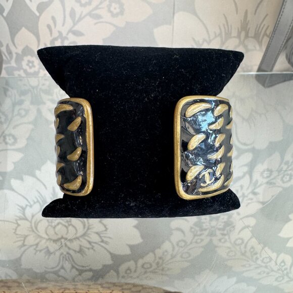 Black and Gold Chanel Cuff - One Size - Picture 5 of 9